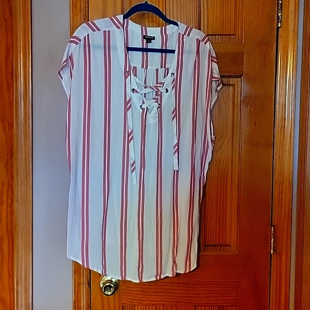 Torrid white and red sriped shirt with criss criss front detail size 0 pre-owned